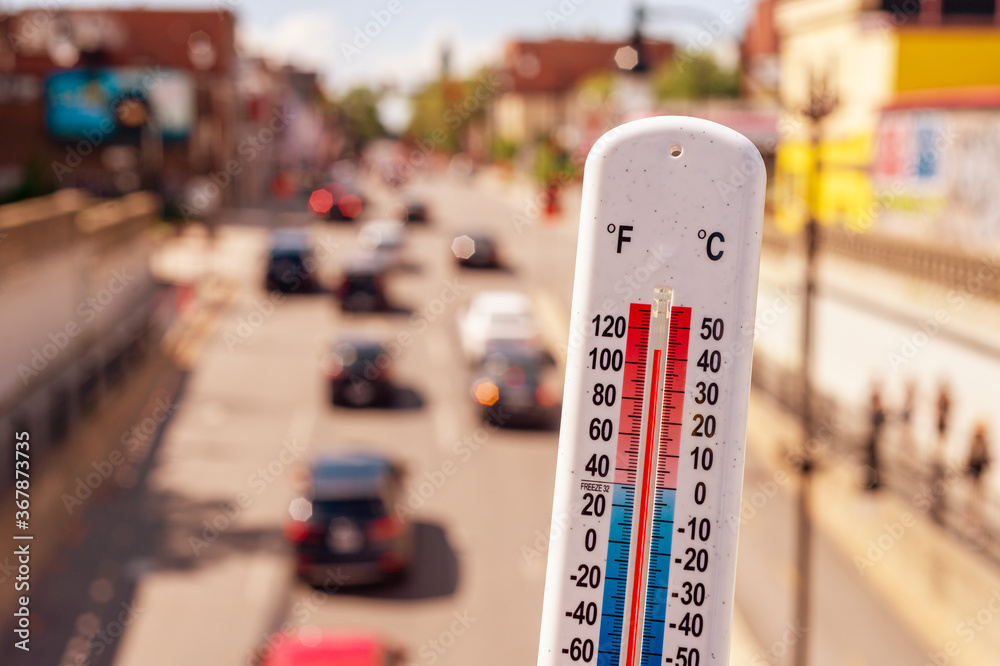 Thermometer in front of cars and traffic during heatwave in Montreal. - obrazy, fototapety, plakaty 