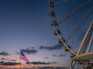 Fototapete - The ferris wheel on the waterfront of Seattle, Washington in late afternoon light