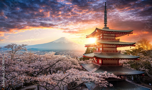 Papel de parede Fujiyoshida, Japan Beautiful view of mountain Fuji and Chureito pagoda at sunset