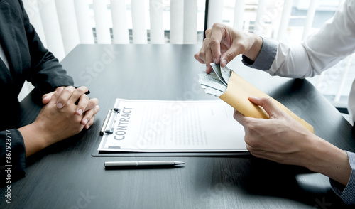 Cuadros en Lienzo Businessmen make an agreement with the money proposed by his partner to bribe in the company
