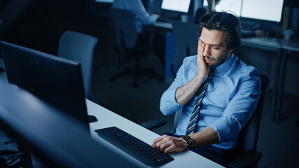 Aufkleber - In the Office at Night Overworked Tired Office Worker Uses Desktop Computer Yawns. Tired Exhausted Businessman Finishing Important Project