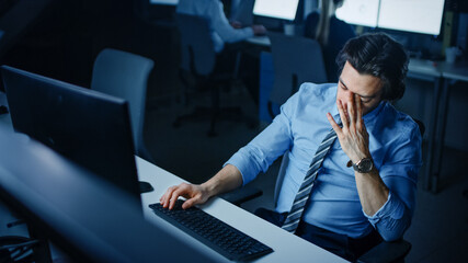 Aufkleber - In the Office at Night Overworked Tired Office Worker Uses Desktop Computer Yawning. Tired Exhausted Businessman Finishing Important Project