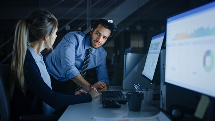 Aufkleber - Confident Businessman Uses Desktop Computer, Her Male Manager Explains Specific Tasks, Account Handling and Strategy. Professional People Debating, Discussing Issues Late at Night in Corporate Office