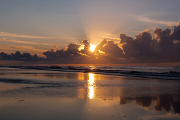 Wall Mural - sun rays glass water sunrise