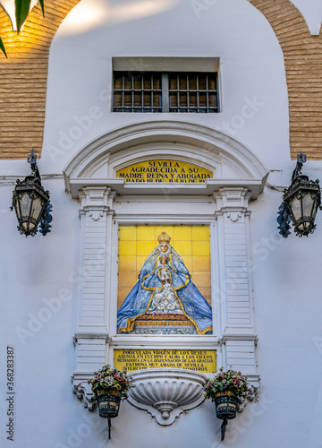 Cuadros en Lienzo 0000354 Ceramic altarpiece of the Plaza Virgen de los Reyes Seville Spain 2826