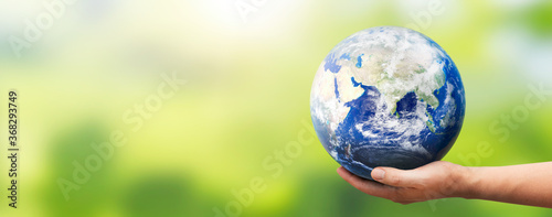 Photographie Hand holding Earth globe