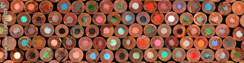 Fotografía Back of stack of used, old, and dirty colored pencils.