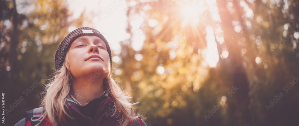 Young woman hiking and going camping in nature - obrazy, fototapety, plakaty 