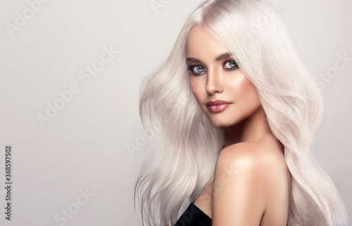Fotografía Beautiful girls with hair coloring in blond