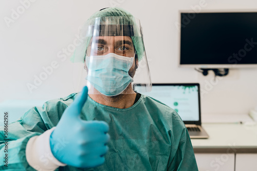 Fotomural Doctor wearing ppe face surgical mask and visor fighting against corona virus ou