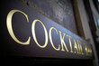 Schild mit der Aufschrift Cocktailbar an einer Fassade in der Altstadt von Prag 