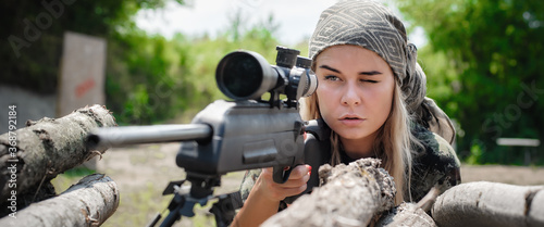 Cuadros en Lienzo Female soldier shooting with sniper rifle