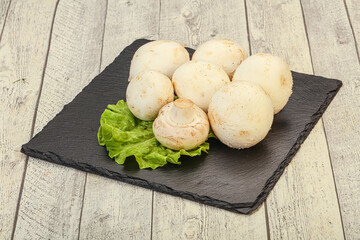 Raw champignons over the board