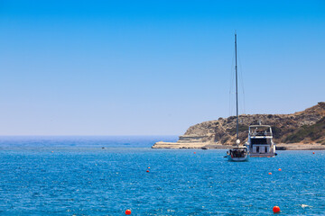 Große schöne Yacht im Meer