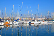 Barcos Atracados En El Puerto De Badalona Barcelona España
