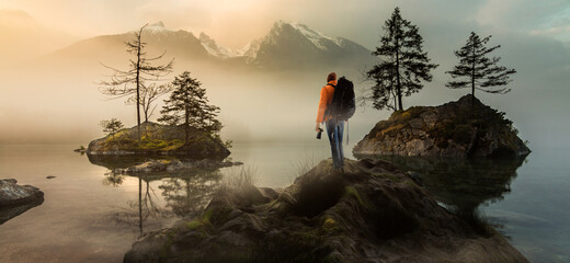 Wall Mural - Fotograf an einem Bergsee bei Sonnenaufgang