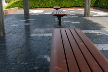 「愛知県」夏の晴れた日の公園のベンチ