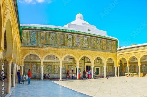 Fotomural The masterpiece Andalusian court of Barber's Mosque (Zaouia Sidi Sahab), Kairoua