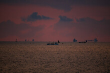 夜明け前の水平線と漁り船DSC2731