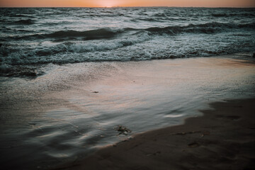 Playa natural vacaciones puesta de sol azul naranja amarillo olas mar oceano