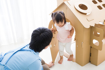 Canvas Print - ダンボールハウスで遊ぶ幼児