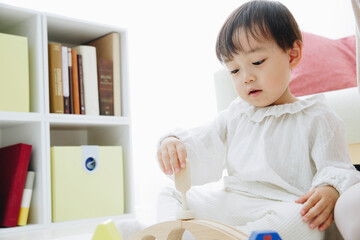 Wall Mural - おもちゃで遊ぶ幼児