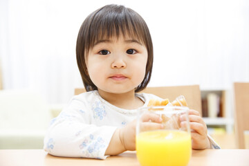 Poster - お菓子を食べる子供