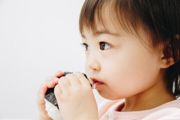 Sticker - おにぎりを食べる子供