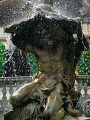 Masculine figure in a public fountain