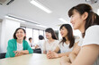 © Paylessimages - 会話をする女性