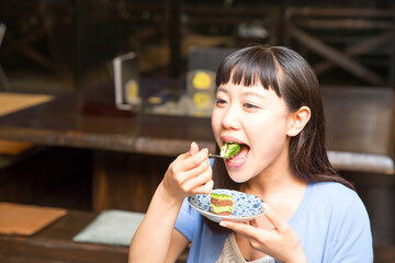 Canvas Print - カフェでケーキを食べる女性