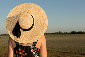 Sticker - Mujer con pamela observando el paisaje.