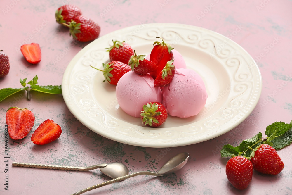 Plate with tasty strawberry ice cream on color background - obrazy, fototapety, plakaty 