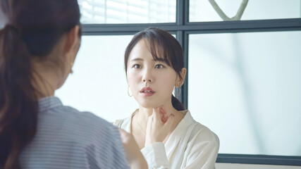 Poster - 向かい合って会話する人々　ビジネスミーティング