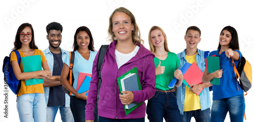 Leinwand Poster Sympathische deutsche Studentin mit Büchern und anderen internationalen Studente