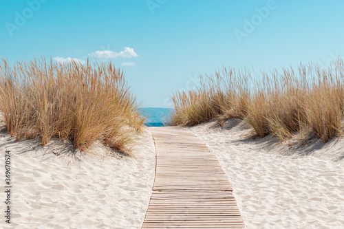 Fototapeta zejście do morza  drewniana-sciezka-na-plaze