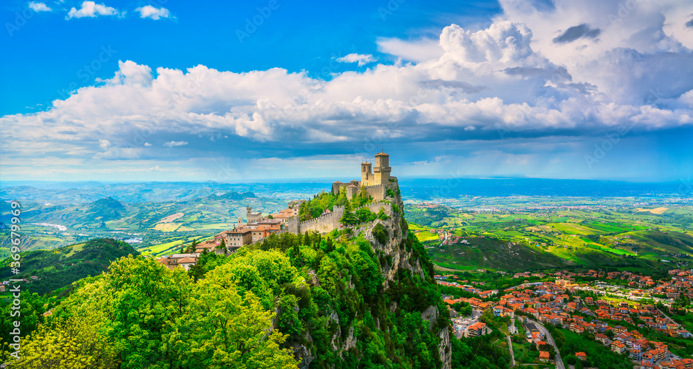 Obraz na płótnie San Marino, medieval tower on a rocky cliff and panoramic view of Romagna w salonie
