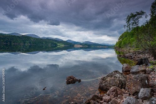 Photographie Looking West over Loch Garry with reflections of moody skies.