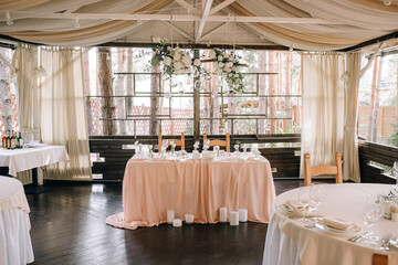 Wedding presidium of the newlyweds in soft pastel colors