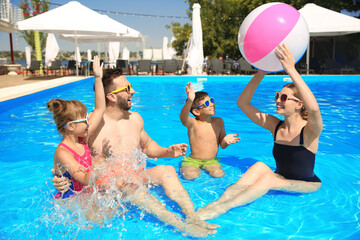 Canvas Print - Happy family having fun in swimming pool