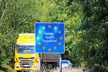 Symbolbild Für Binnenhandel In Der EU: LKW An Der Deutsch-französischen Grenze Zwischen Lothringen Und Der Pfalz
