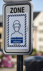 Sticker - covid-19 coronavirus masque obligatoire rue ville