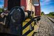 Eine alte ausrangierte Diesel-Rangierlokomotive auf einem Abstellgleis im Sonnenschein - Detailansicht