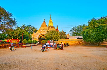 Wall Mural - The Ananda Temple and its entrance gate, Bagan, Myanmar