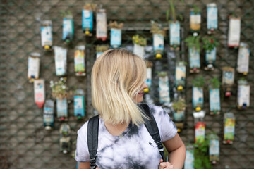 Wall Mural - Schöne Frau mit Retro Style in Berlin 