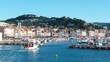 © Florence Piot - Vue panoramique sur le port de Cassis, avec un bateau rentrant de la pêche (France)
