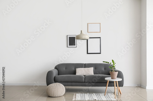 Fotografía Sofa near wall in interior of living room