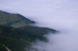 Górski krajobraz Babiej góry pokrytej mgłą