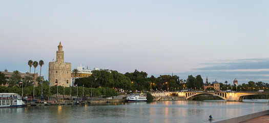 La Torre del Oro, en Sevilla, España, está situada en la orilla del Guadalquivir y fue construida en el siglo XIII por los musulmanes que gobiernan la zona en aquel momento.