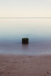 samotny wystający pień w morzu na plaży zachodniej w Kołobrzegu